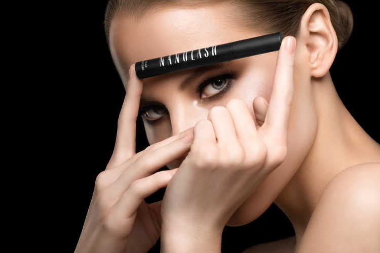 Drei Methoden der Augenverschönerung: künstliche Wimpern, semipermanente Mascara und Wimpernseren. Wählen Sie die beste. Testergebnisse von Nanolash
